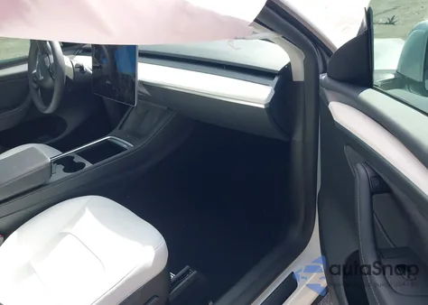 2024 Tesla Model Y Long Range Dual Motor All-Wheel Drive/Rwd z USA, uszkodzony, nr VIN 7SAYGDED0RF207913